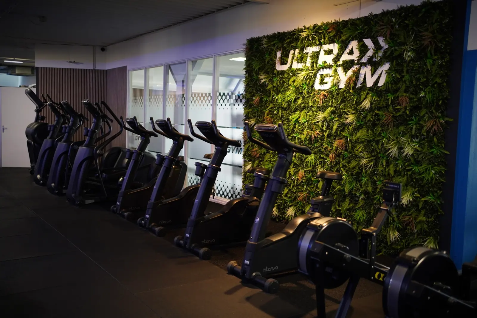 Cardiozaal met fietsen bij de 24/7 sportschool UltraGym in Hardenberg