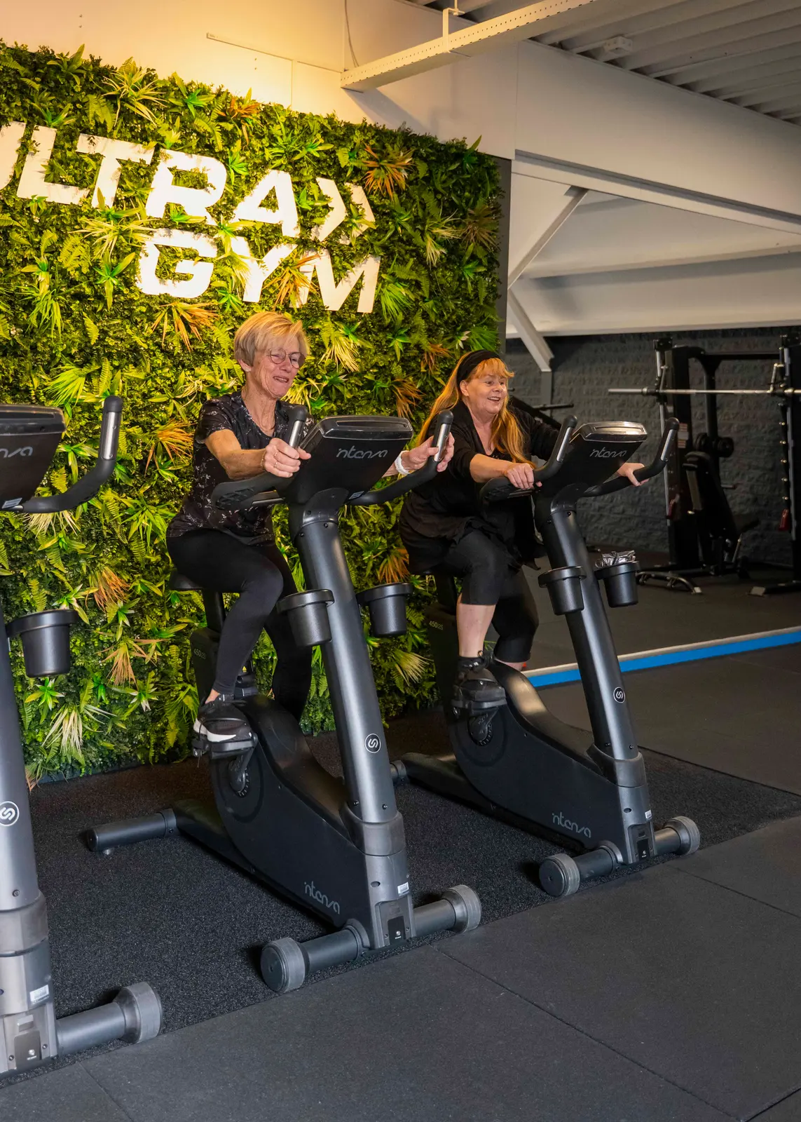 Opwarmen op de fietsen bij UltraGym Hardenberg