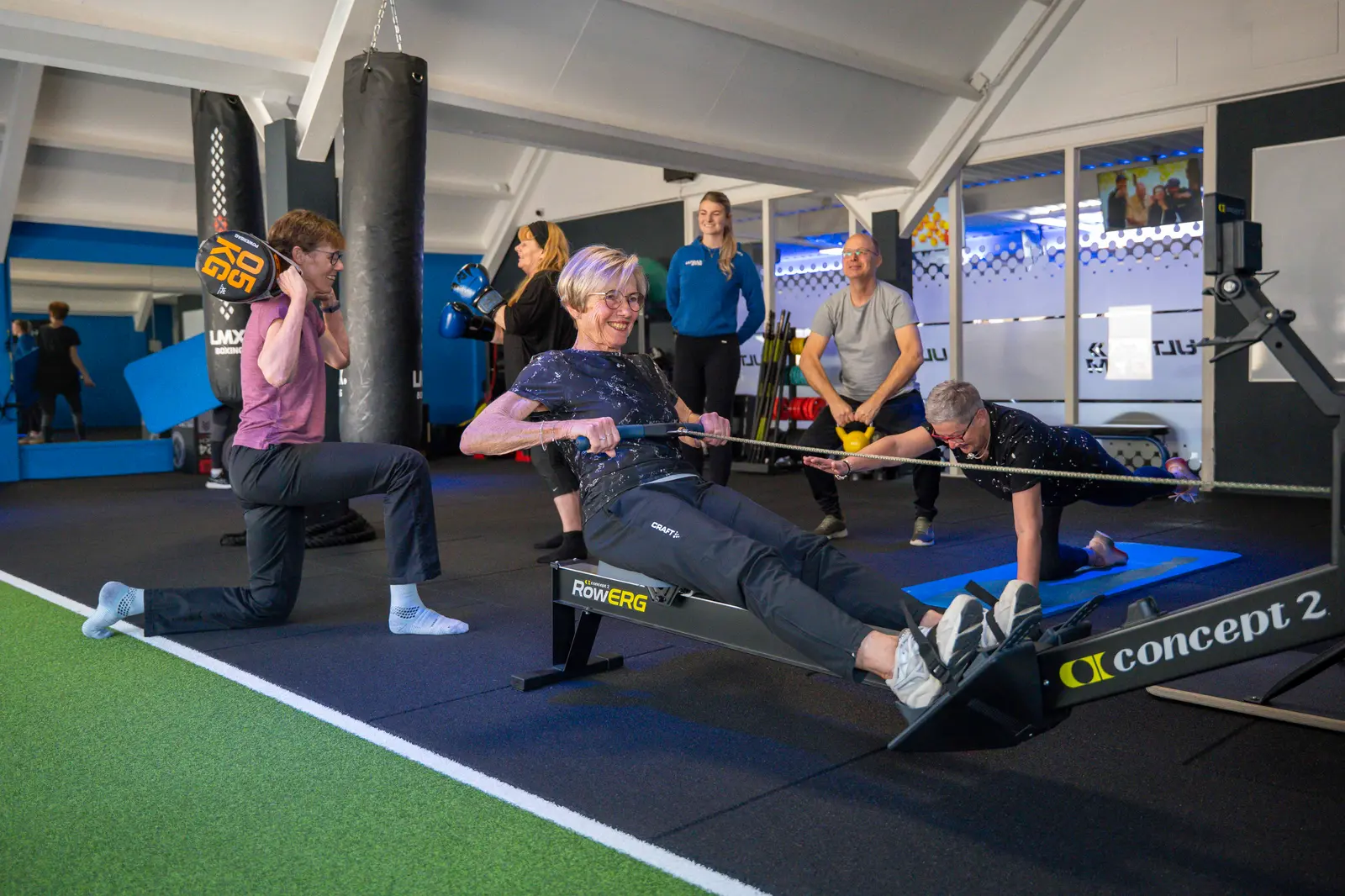 Groep collega's sport samen bij UltraGym Hardenberg