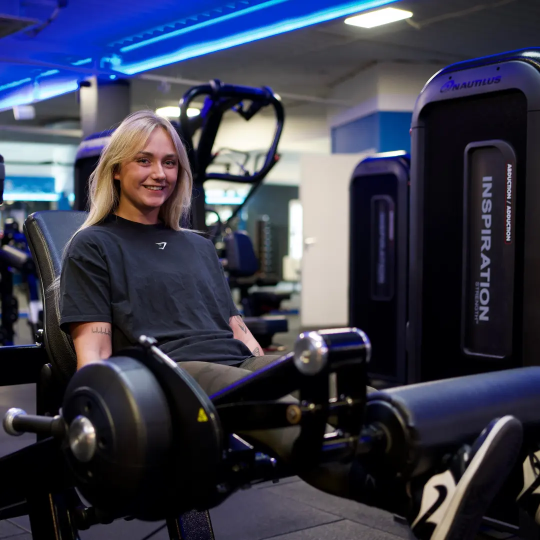 Sporter op een Nautilus Inspiration machine bij UltraGym Hardenberg