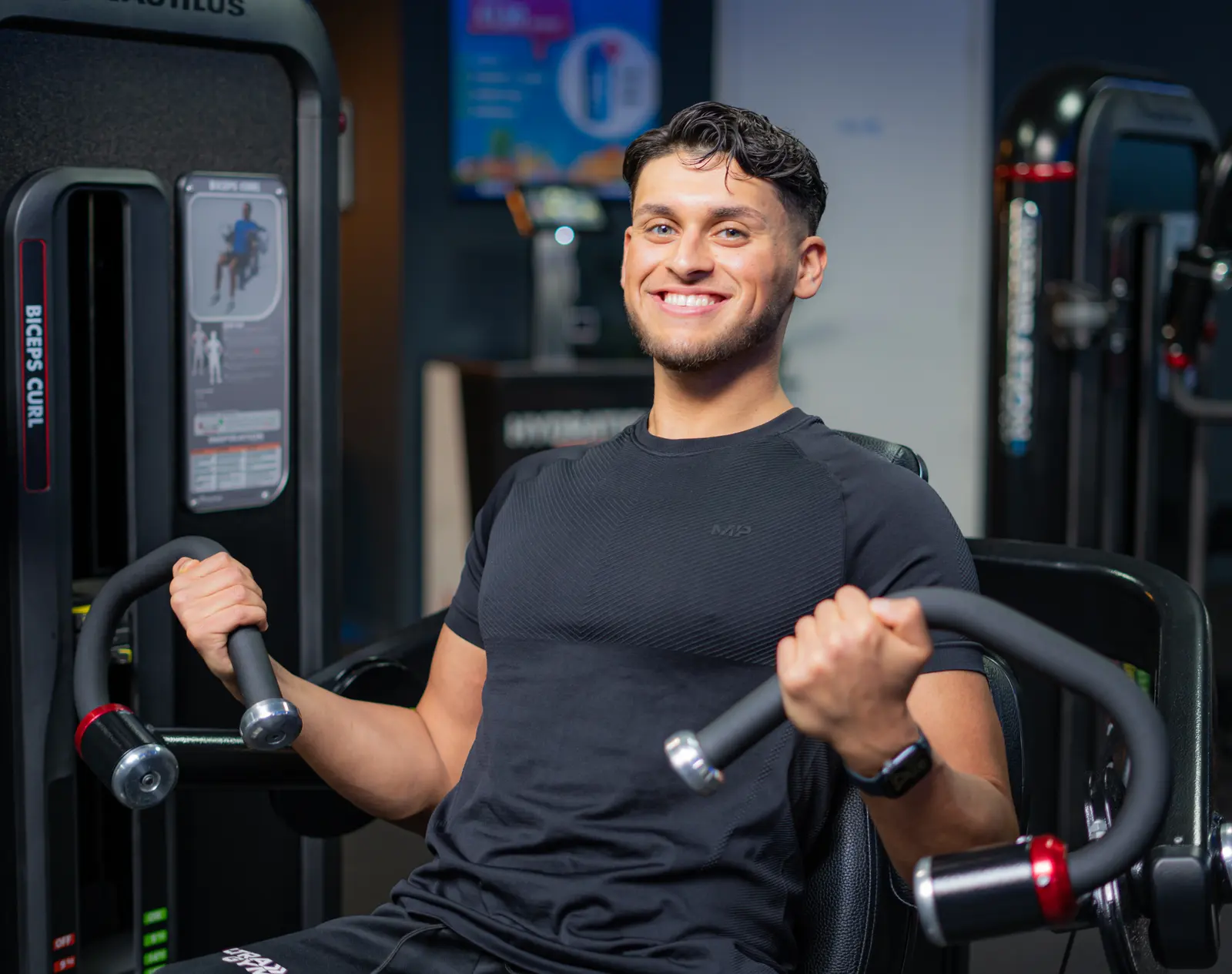 Sporter traint op een Nautilus-machine bij UltraGym Hardenberg
