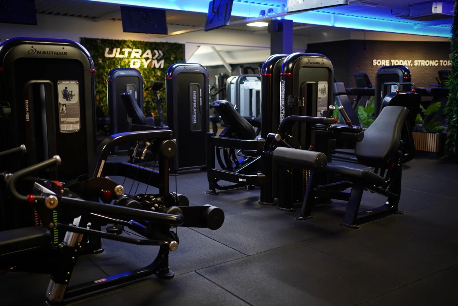 Krachtapparaten in de fitnesszaal van UltraGym Hardenberg