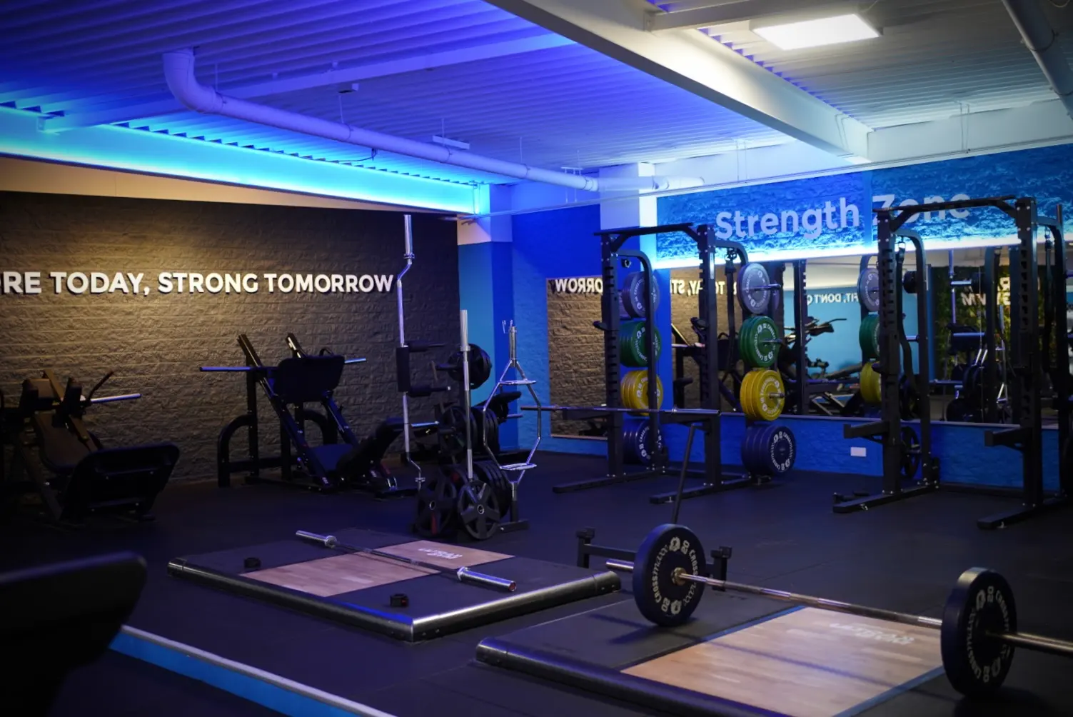 Strength zone met racks en gewichten bij UltraGym Hardenberg
