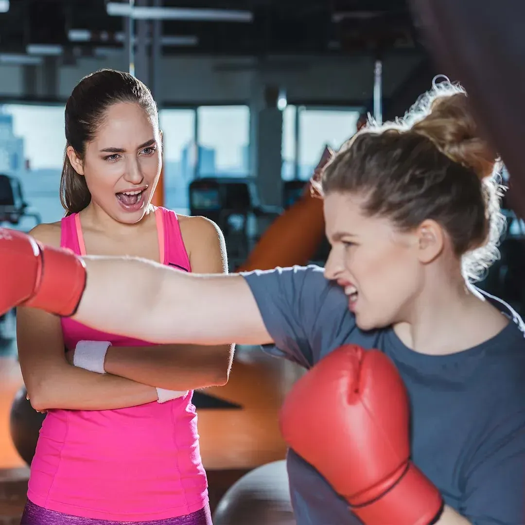 Deelnemer traint met bokshandschoenen tijdens BoksFit