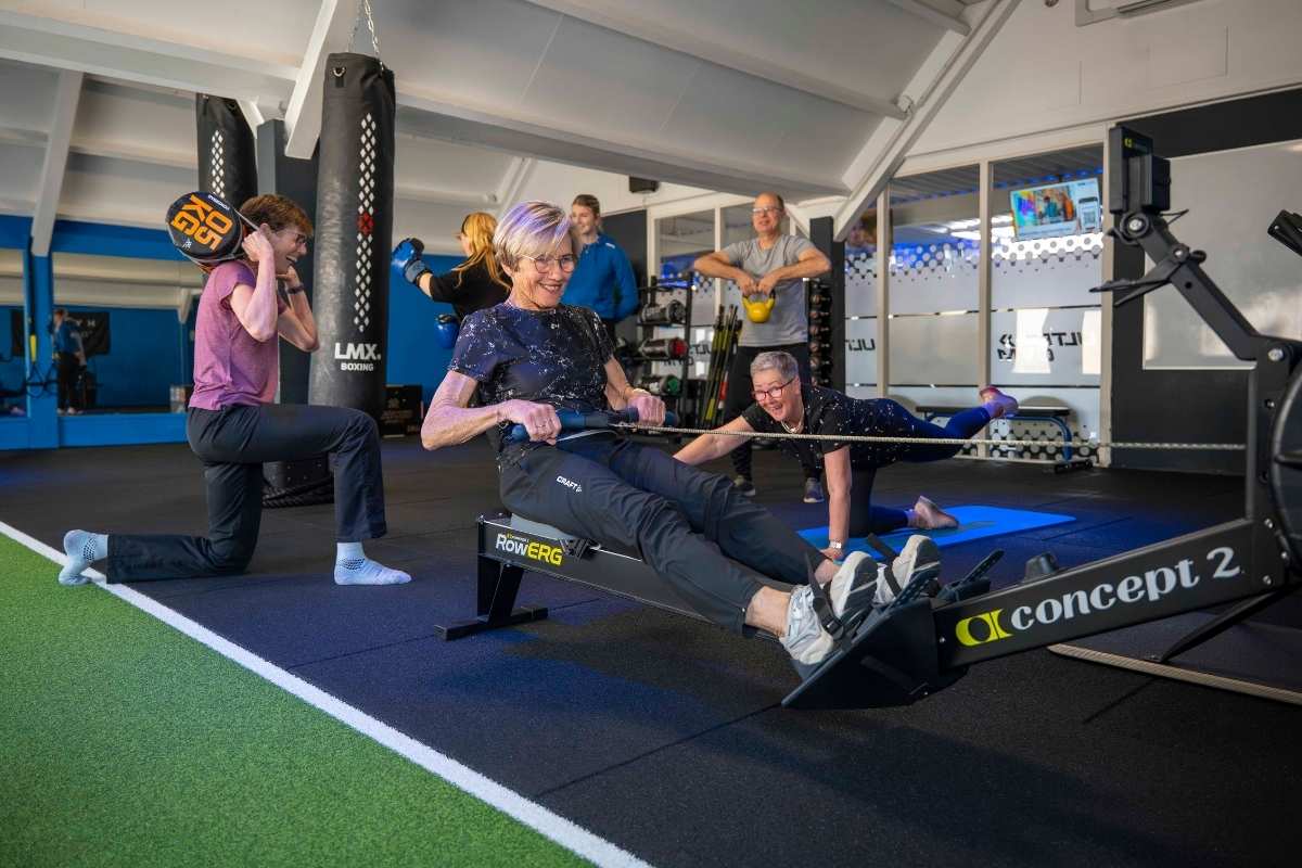 Deelnemers roeien tijdens de Ultra-Hybrid groepsles