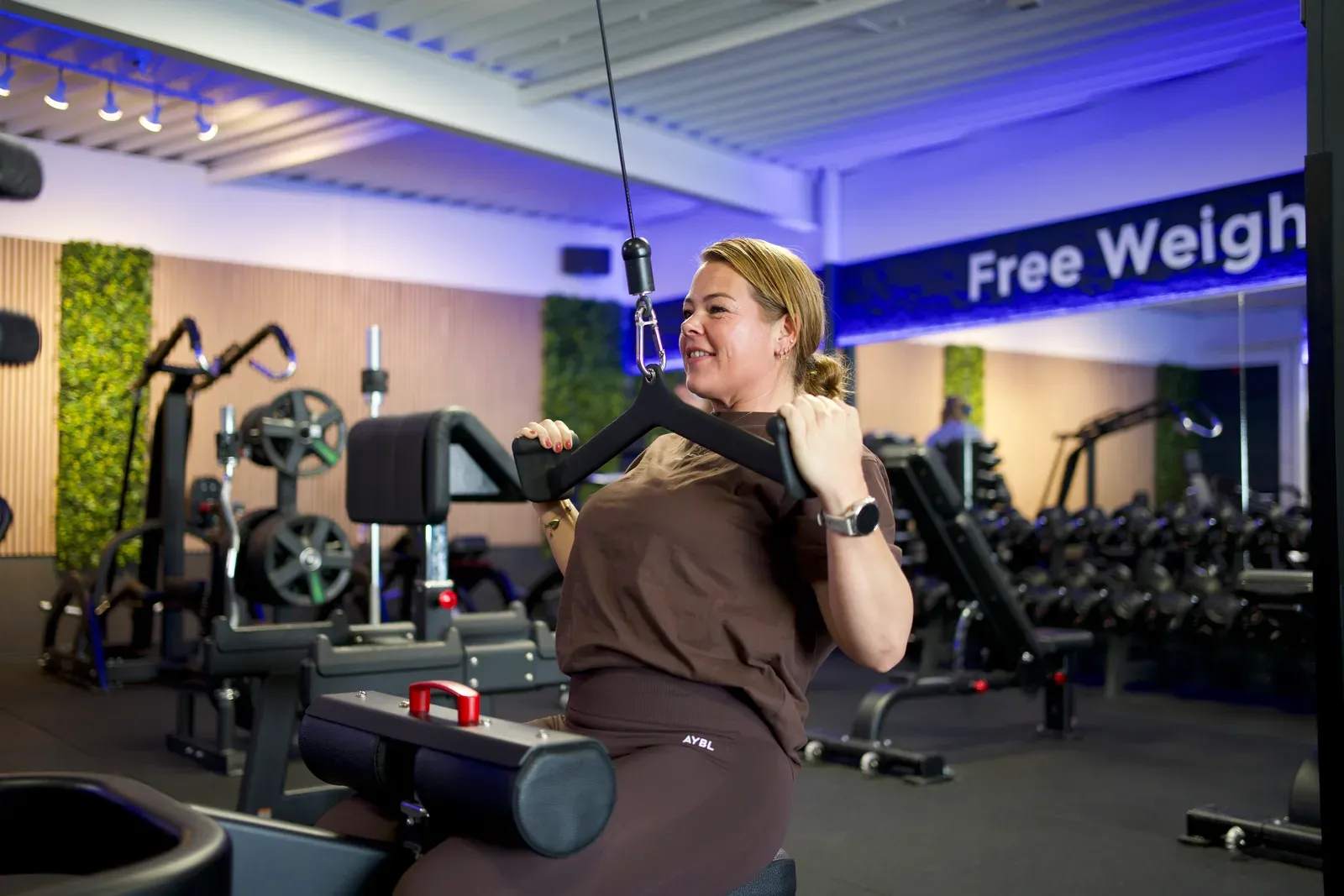 Lid traint aan het lat-pulldown-apparaat bij UltraGym