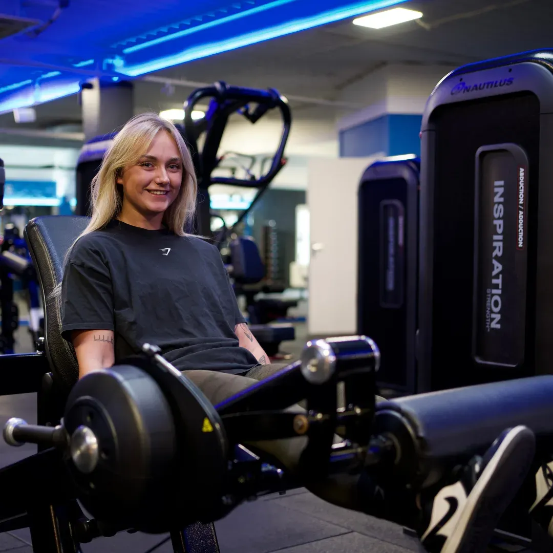 Lid traint op een Nautilus-toestel bij UltraGym
