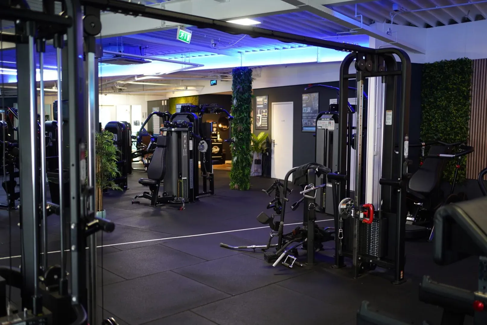 De kabelstations en de vrije trainingsvloer van UltraGym